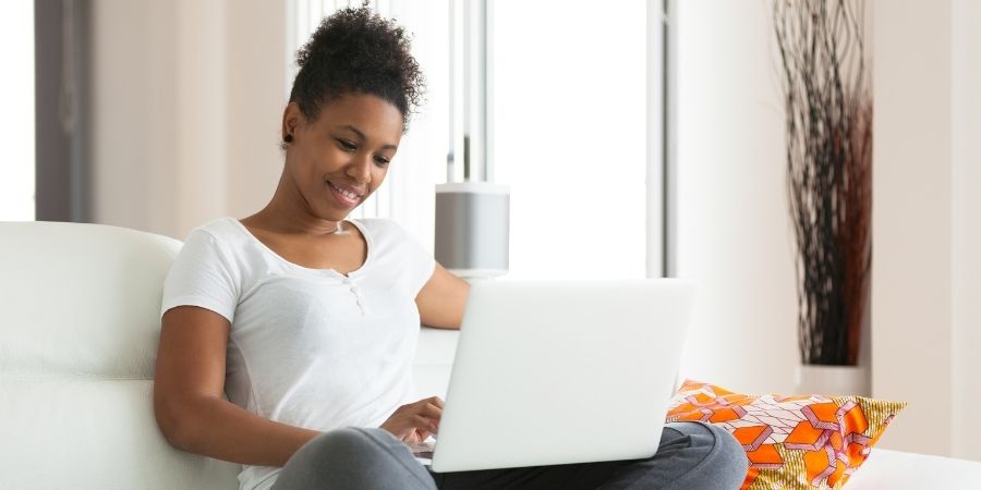 Clases en línea ELA, mujer utilizando la computadora