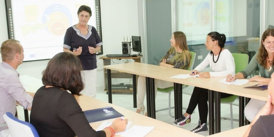 Clases en grupo de ingles en escuela ETI Malta
