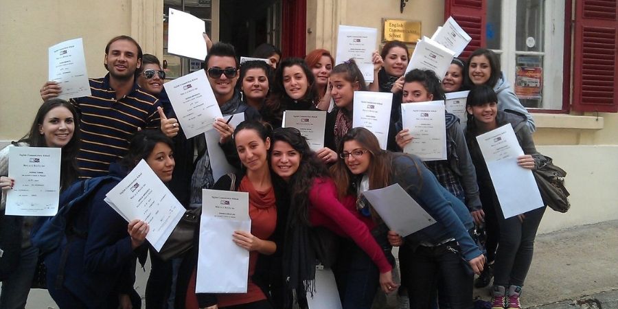 Estudiantes recibiendo sus certificados