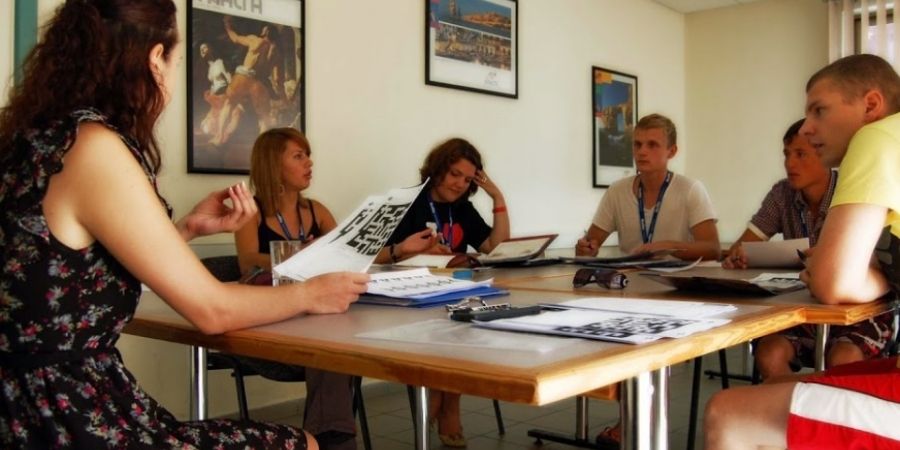 profesora dando clases grupales en la academia Berlitz Language Centre Malta
