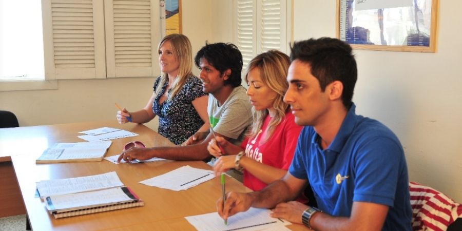 estudiantes en lecciones de ingles IH Malta