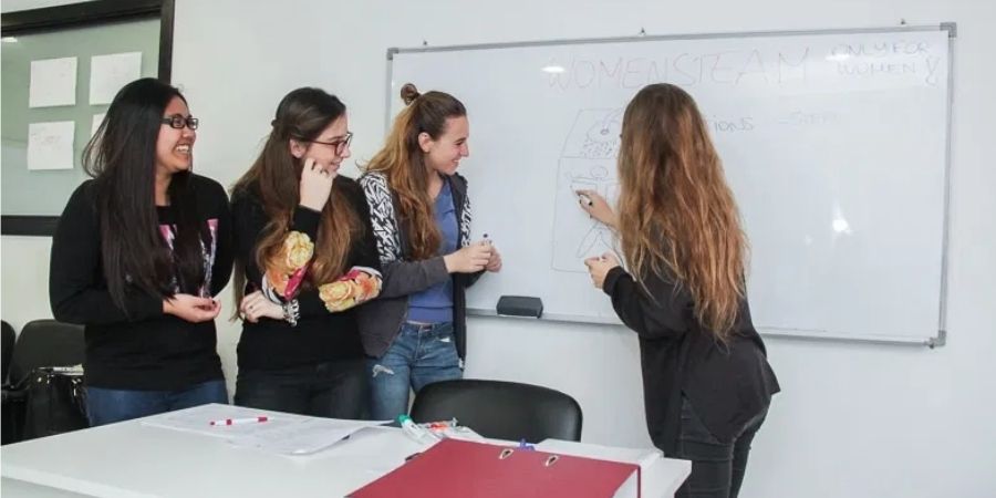 profesora explicando dudas ICTQ Malta School
